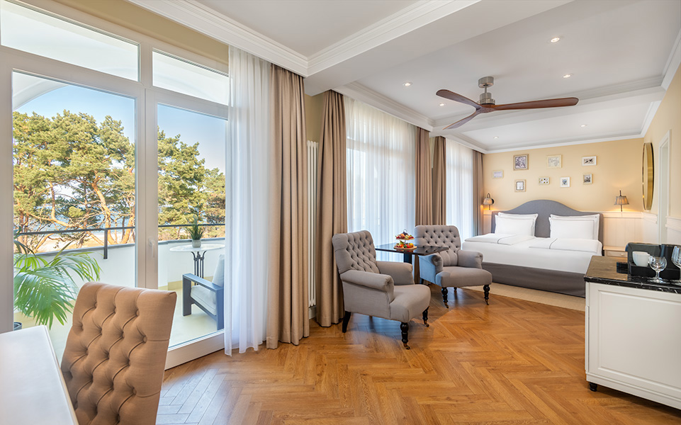 Hotel room with natural light and properly exposed windows