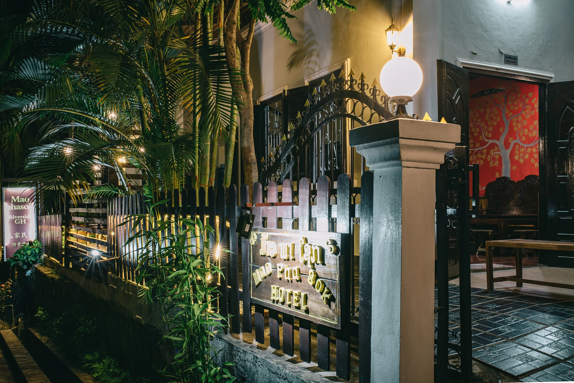 Cozy entrance of Mao Phasok Riverside Guesthouse by night