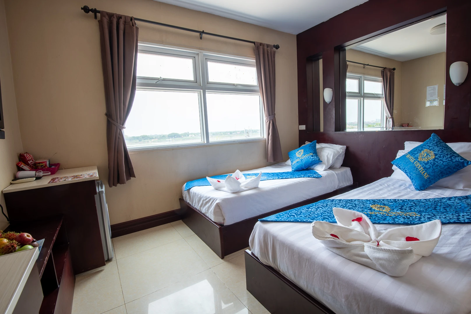 Bad example of hotel photography – twin room with uneven lighting and harsh contrast.