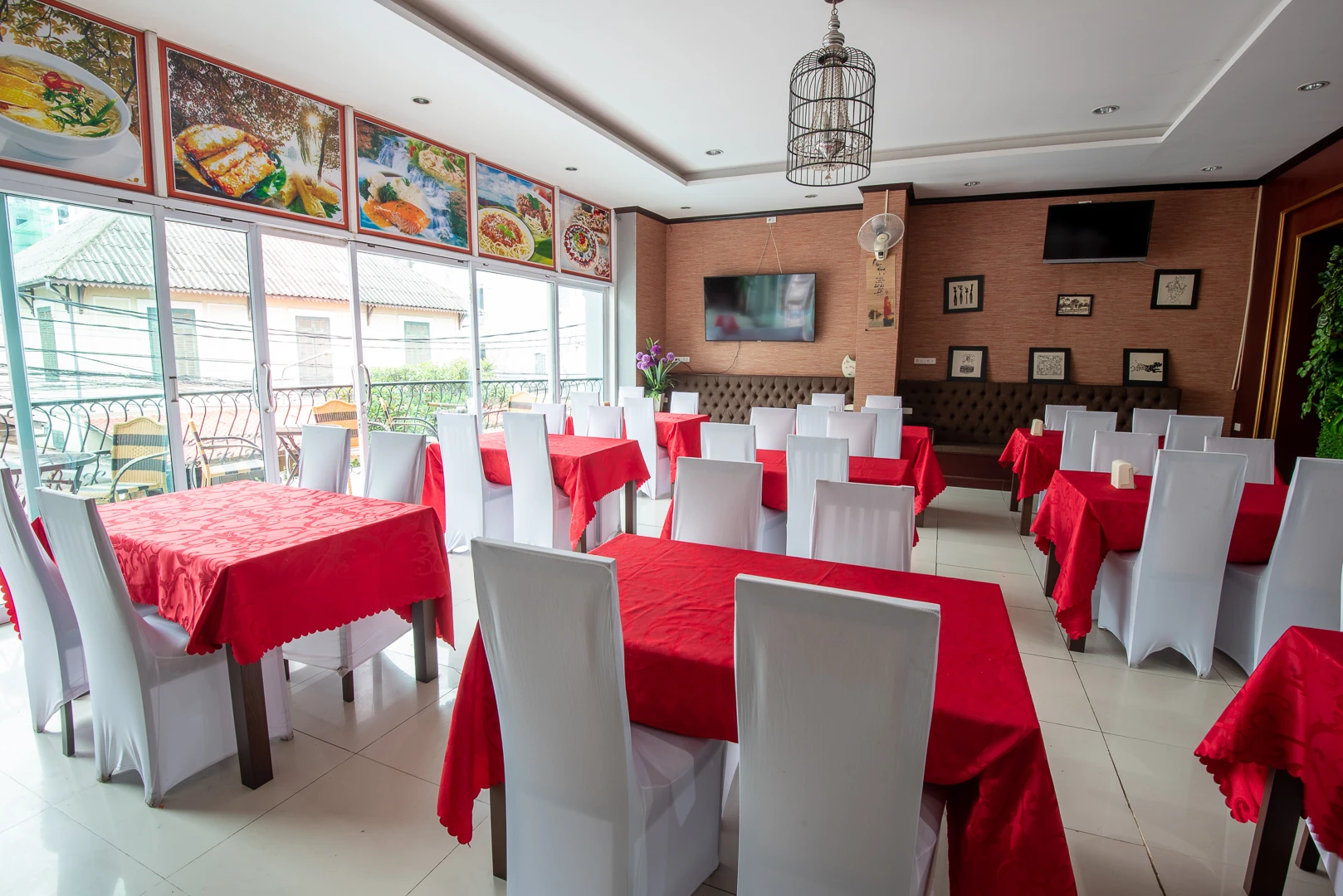 Bad example of hotel restaurant photography – uneven lighting and distracting setup.