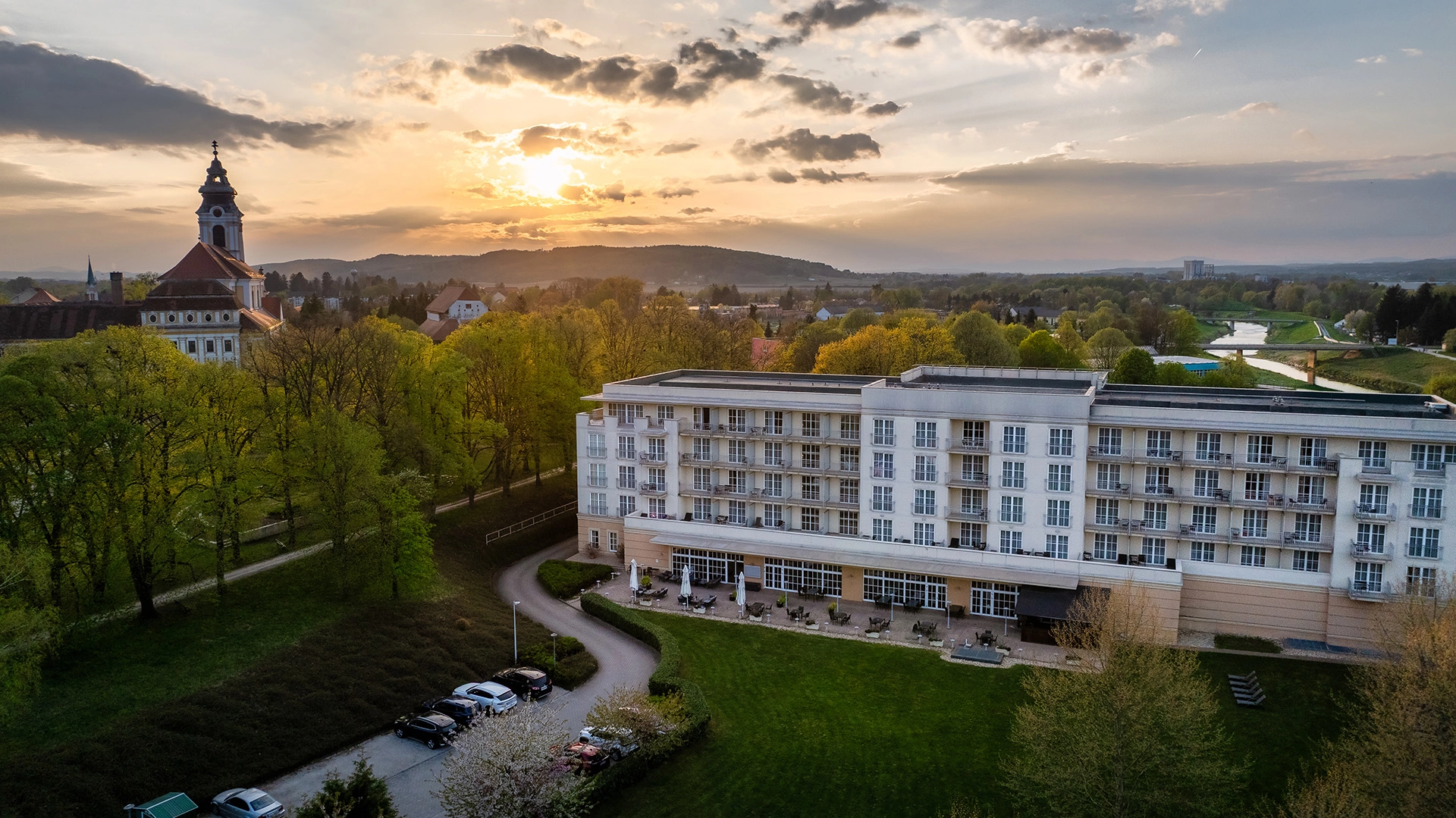 Restaurant seating area with terrace view at Szentgotthárd Therme Hotel.